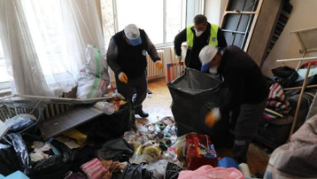 Ekipler çilingirle girdi, evden tam 5 kamyon çöp çıktı