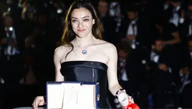 Cannes'dan ödülle dönen Merve Dizdar'a tebrik mesajları yağdı