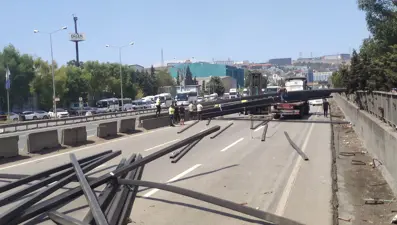 Dikkat! Demir profiller yola savruldu, D-100'de ulaşım durdu