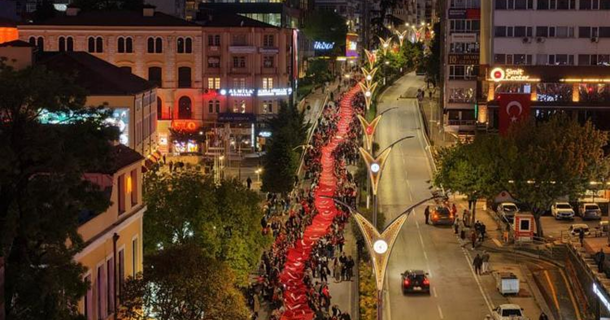 19 Mayıs coşkusu başladı: 1919 metrelik Türk bayrağı taşıdılar