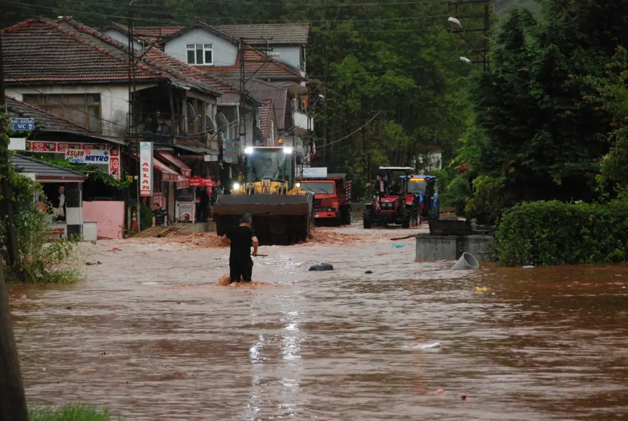 Karadeniz'i sel vurdu: Dereler taştı, yollar göle döndü, evleri su bastı 42 Karadeniz'i sel vurdu: Dereler taştı, yollar göle döndü, evleri su bastı 42