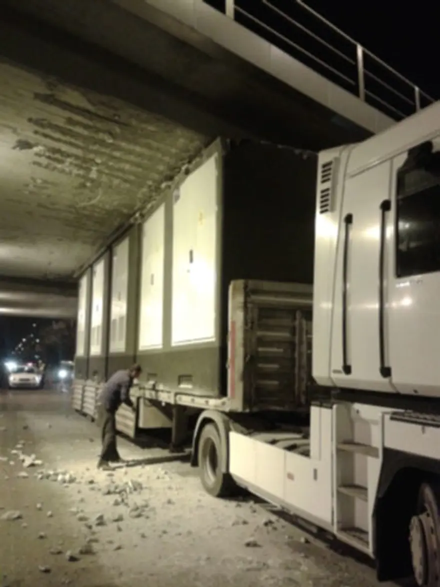 TIR üst geçide sıkıştı 