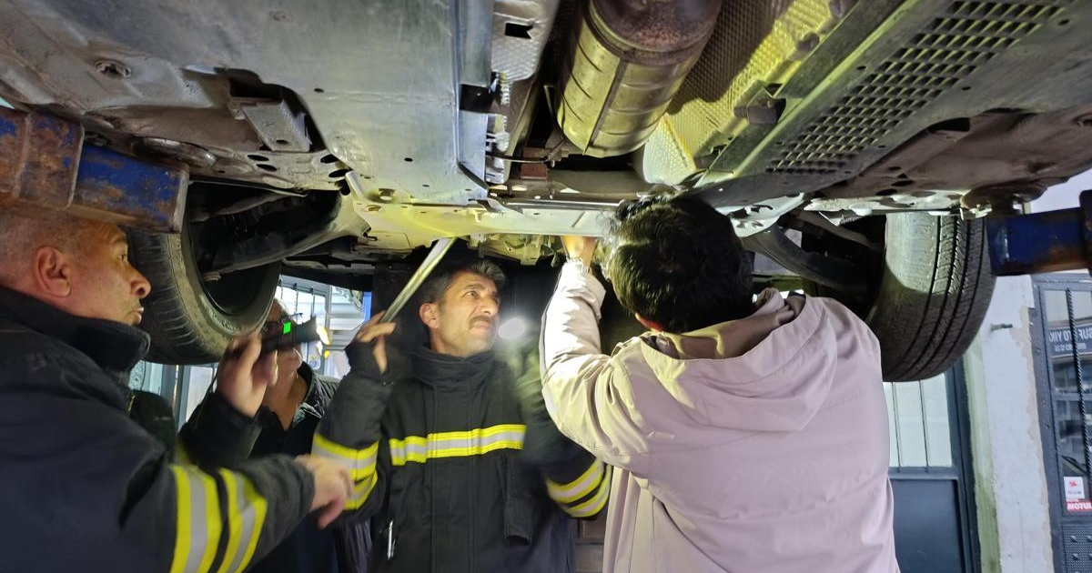 Aracın motor bölümüne giren kedi sanayide çıkarıldı