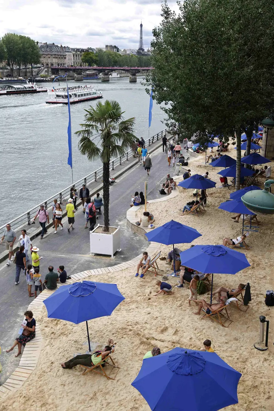 Tatile gidemeyenler Paris'i plaja çevirdi 