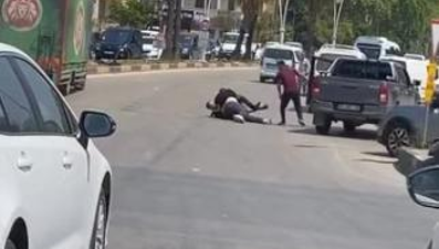Trafikte dehşet: 2 kişi, kamyonet sürücüsünü sopayla darbetti