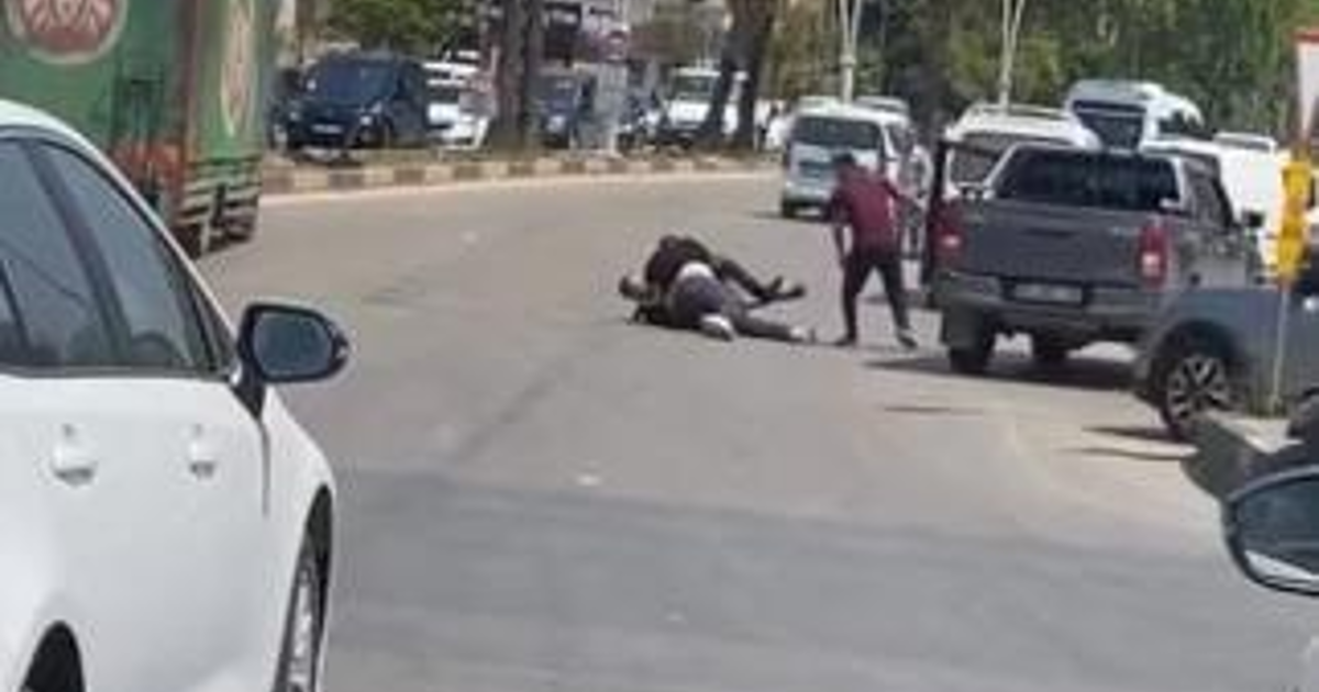 Trafikte dehşet: 2 kişi, kamyonet sürücüsünü sopayla darbetti