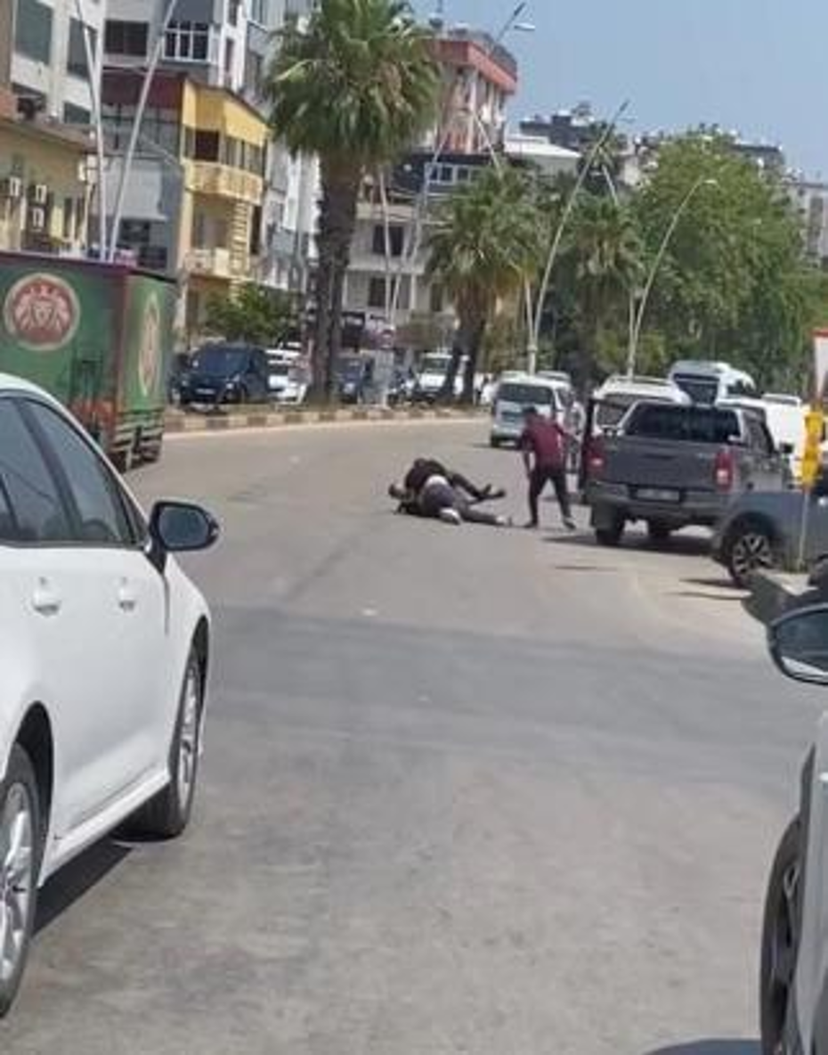 Trafikte dehşet: 2 kişi, kamyonet sürücüsünü sopayla darbetti
