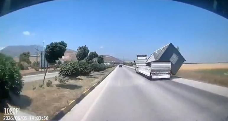 TIR'da yüklü konteyner, fırtınada düştü