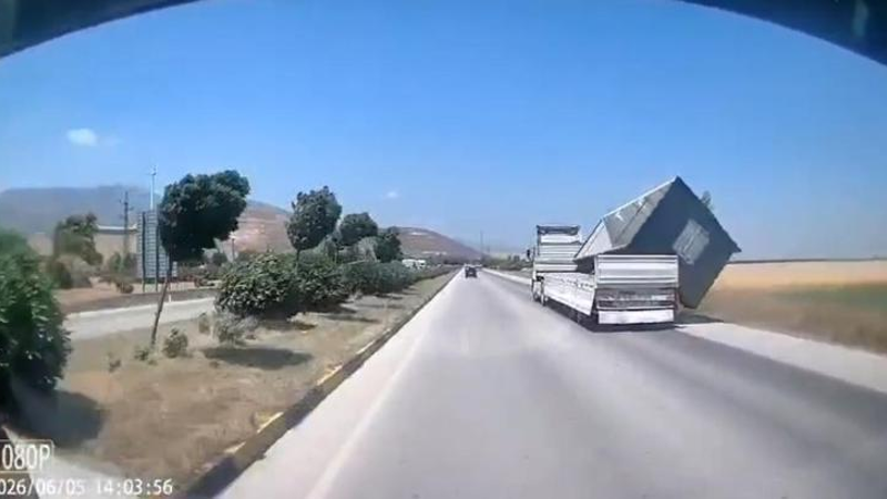 TIR'da yüklü konteyner, fırtınada düştü