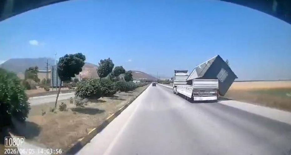 TIR'da yüklü konteyner, fırtınada düştü