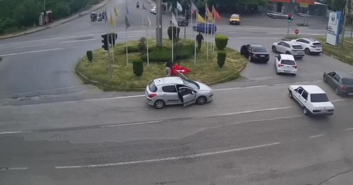 Anlamlı hareket: Türk bayrağını vatandaşlar korudu