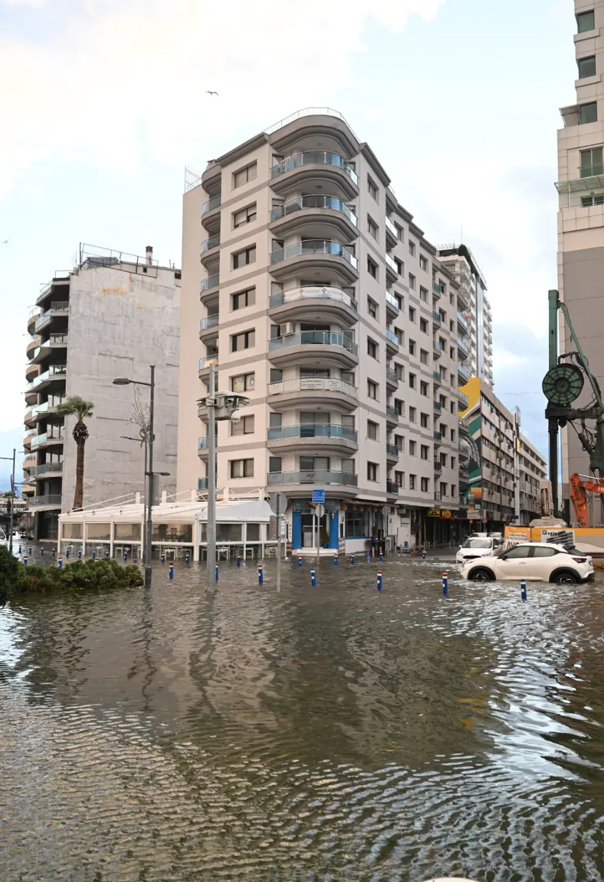 İzmir'i sağanak ve fırtına vurdu: Kıyı şeridi su altında! 29