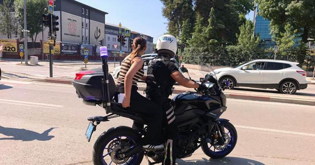 Kimliğini evde unutan adayı, motosikletli trafik polisi yetiştirdi