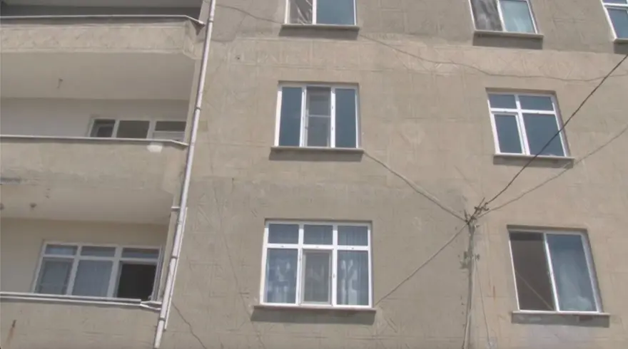 Bina sahibi kiracıları isyan ettirdi: Ayakkabıları ve kargoları çalıp camlara taş atıyor 
