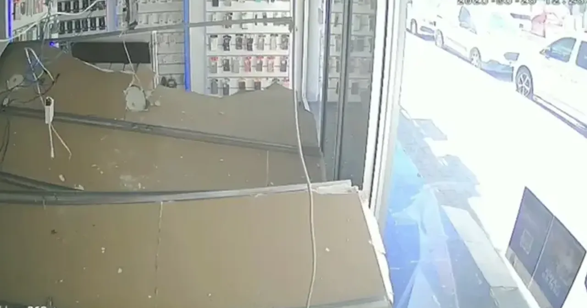 İş yerinin asma tavanı böyle çöktü