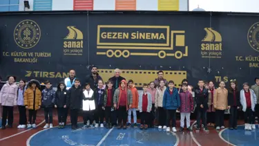 Gezen sinema tırı Kocaeli'de çocuklarla buluştu
