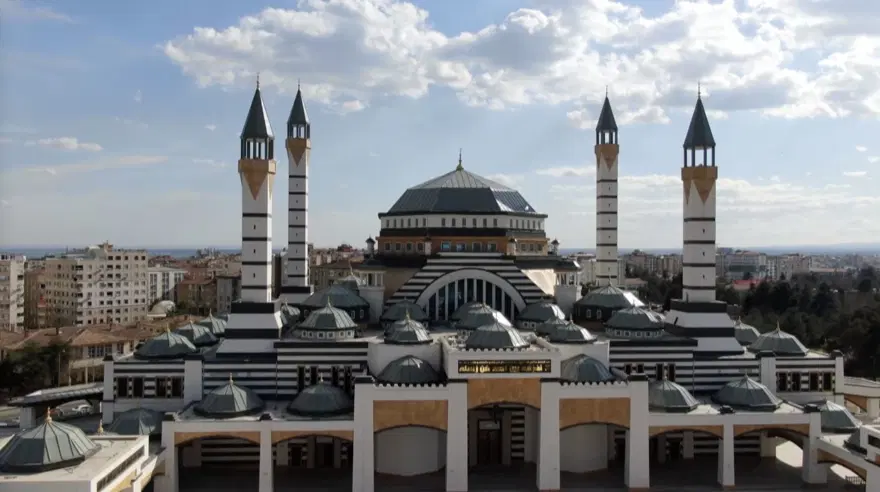 Selahaddin Eyyubi Camisi ibadete açıldı 6 Selahaddin Eyyubi Camisi ibadete açıldı 6