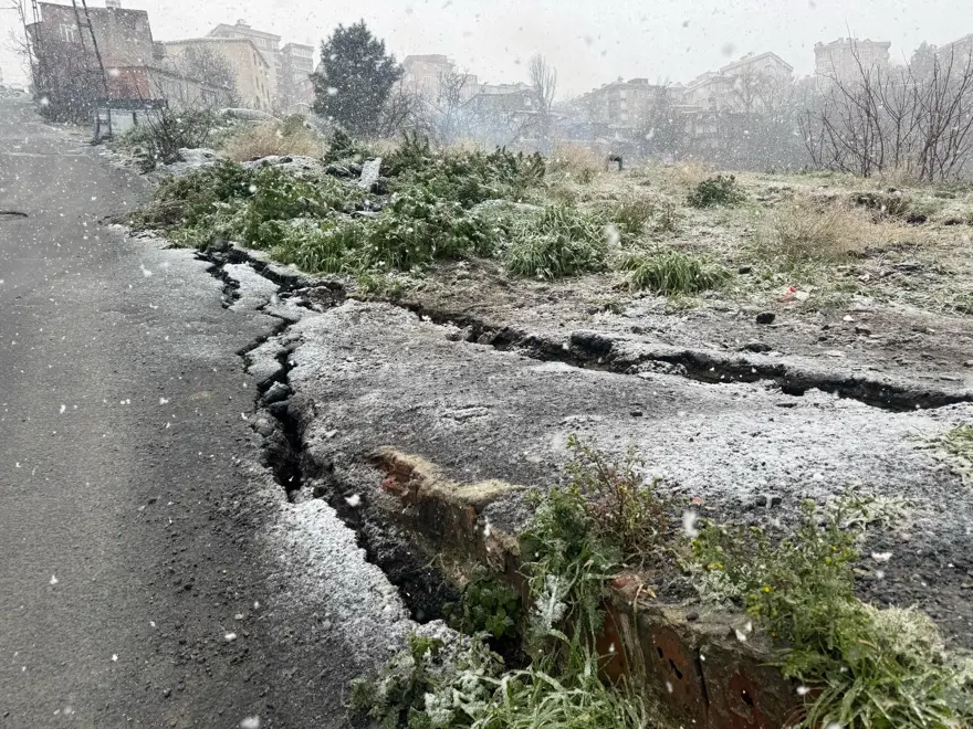 Yollarda çatlaklar oluştu! Gaziosmanpaşa'da 3 bina tahliye edildi 
