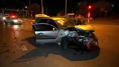 Otomobil ve taksi kafa kafaya çarpıştı