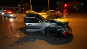 Otomobil ve taksi kafa kafaya çarpıştı