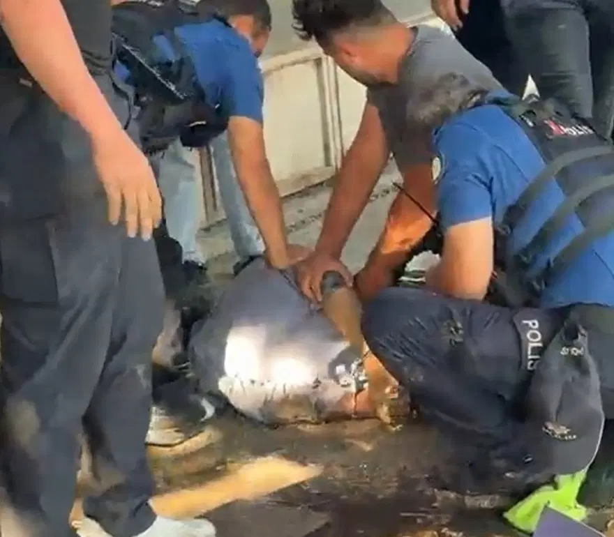 Evsiz adamın üzerinden küçük bir servet çıktı. Fareler yemesin diye poşetleyip sarımsak koymuş 1