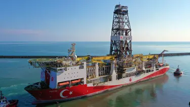 Türkiye'nin ilk yerli sondaj gemisi "Fatih" Trabzon Limanı'ndan ayrıldı