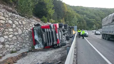 Bursa'da hayvan yemi yüklü TIR devrildi: İki kişi ağır yaralı