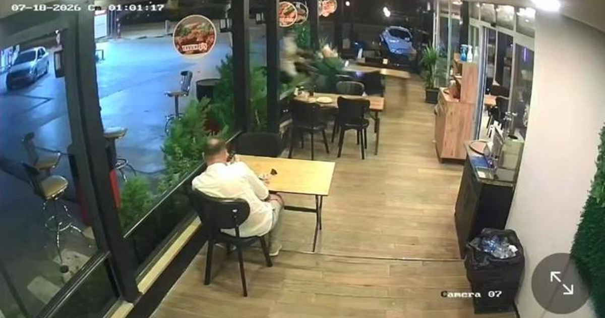 Korkunç kaza: Motosiklet, lokantadaki müşteriye çarptı
