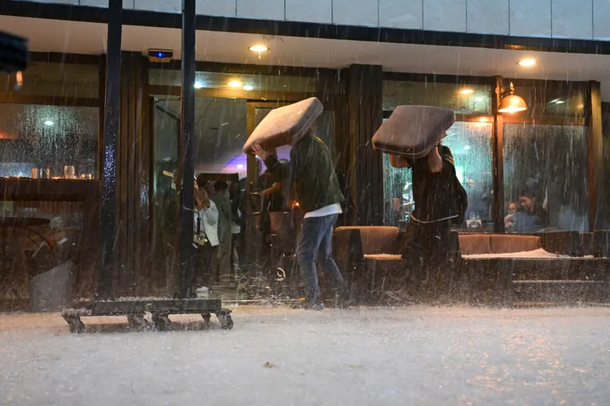 Antalya ve Muğla'yı fırtına vurdu: Cadde ve sokaklar göle döndü 
