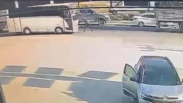 Korkunç kaza: Midibüsün çarptığı servis şoförü öldü