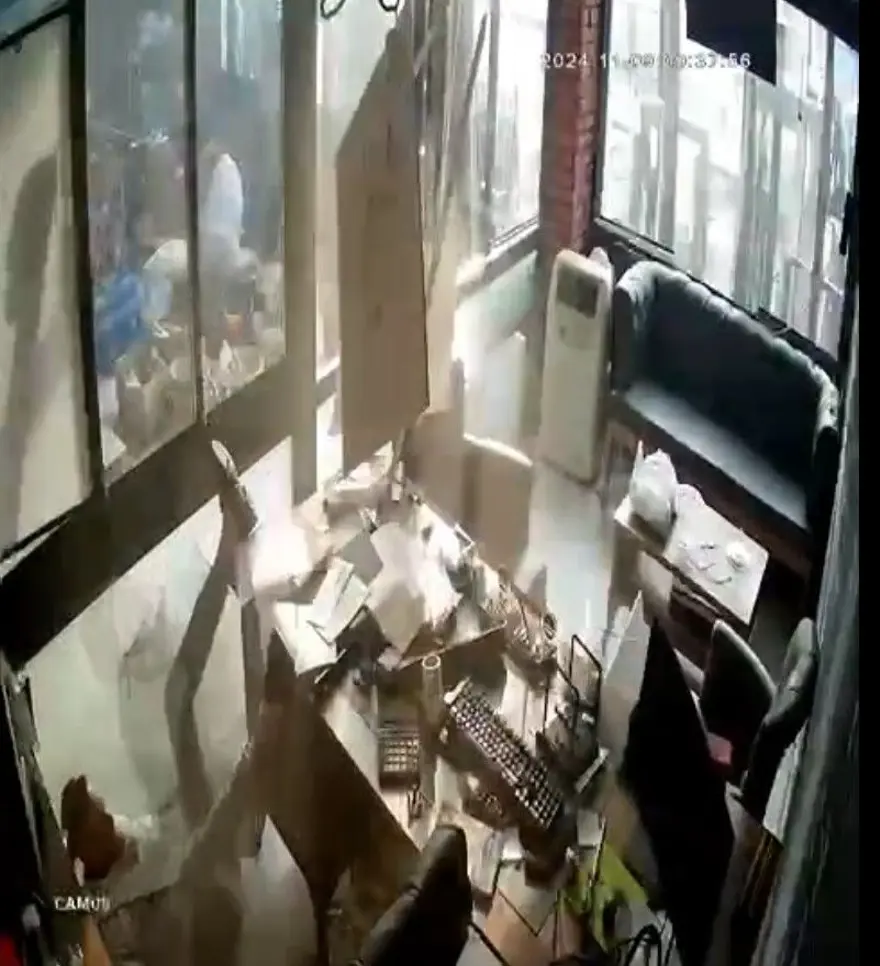 Güvercin beslemek için çıktığı asma tavan çöktü 1