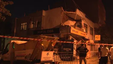 Küçükçekmece’de iki katlı binanın balkon duvarı çöktü