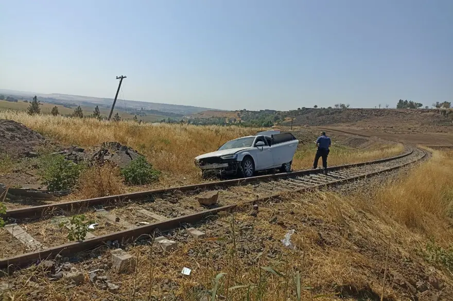 Otomobil rayların üzerine devrildi, 5 kişi yaralandı 1