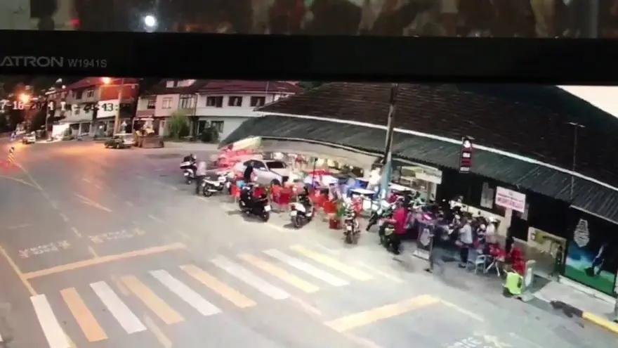 Kontrolden çıkan otomobil kahvehaneye daldı! Facianın eşiğinden dönüldü 6 Kontrolden çıkan otomobil kahvehaneye daldı! Facianın eşiğinden dönüldü 6