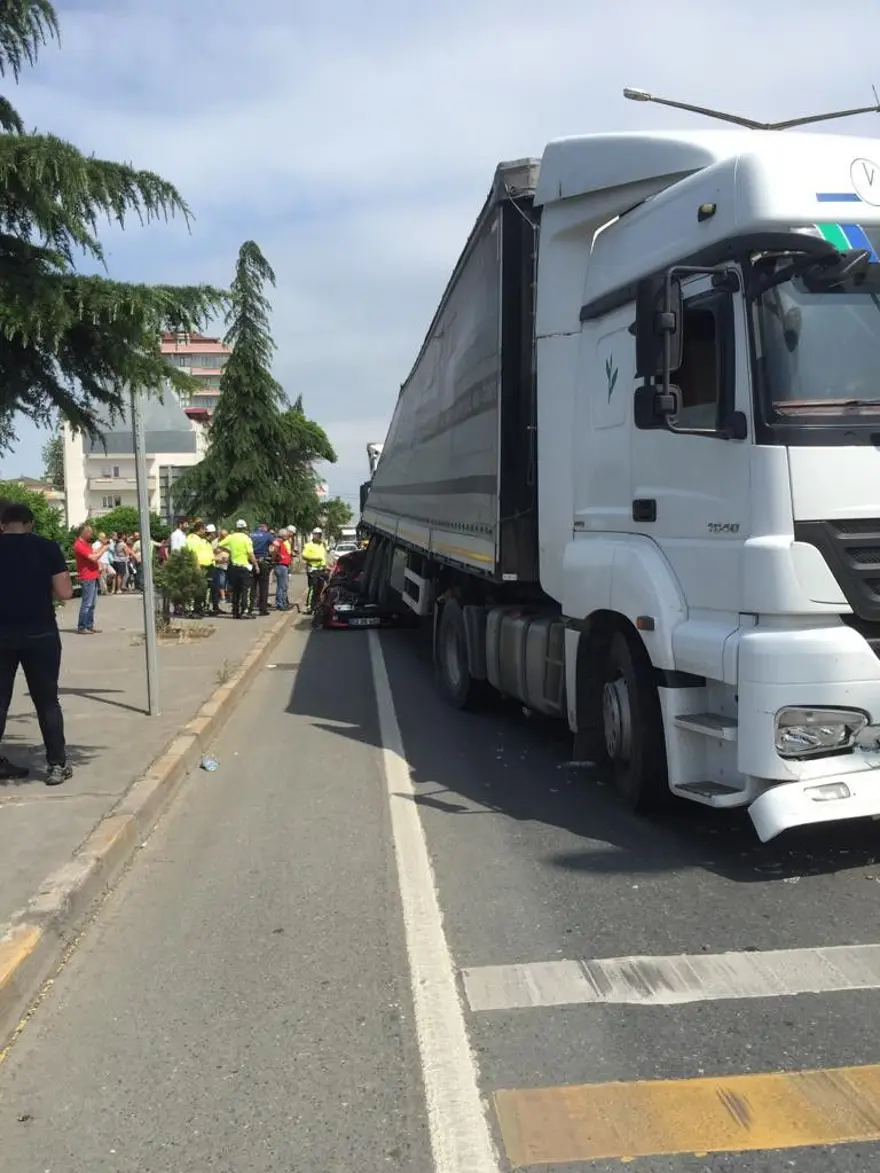 Trabzon'da otomobil TIR'ın altına girdi: 3 yaralı 5