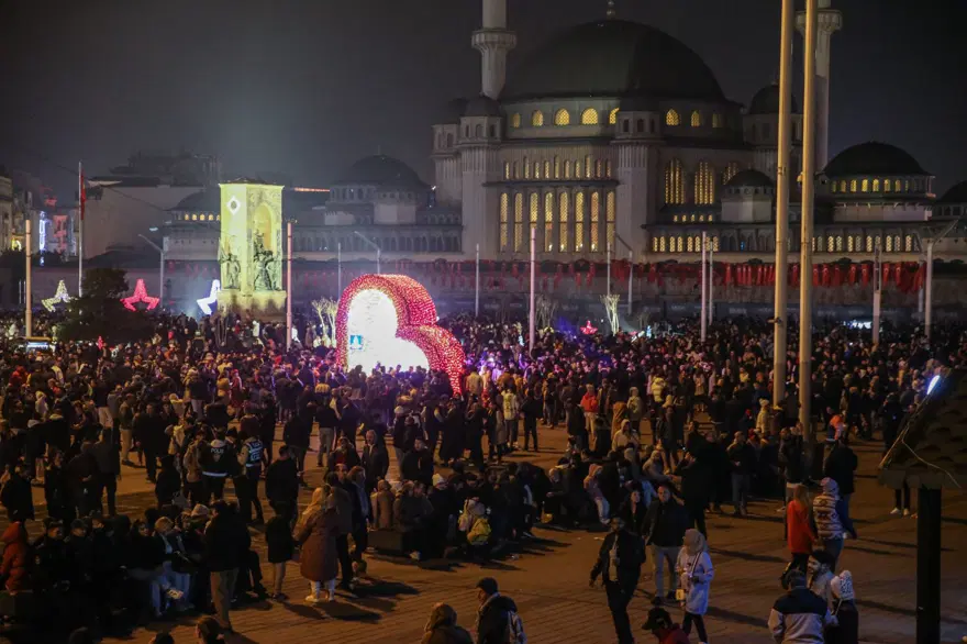 Türkiye 2023'e "Merhaba" dedi! İstanbul'da yeni yıl coşkusu 2