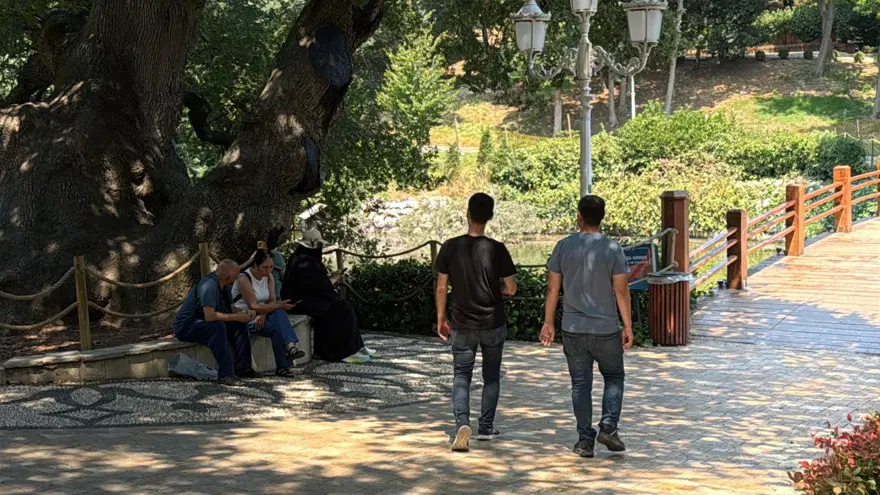 İstanbul'da sıcak hava bunalttı: Bebek sahiline akın ettiler 4
