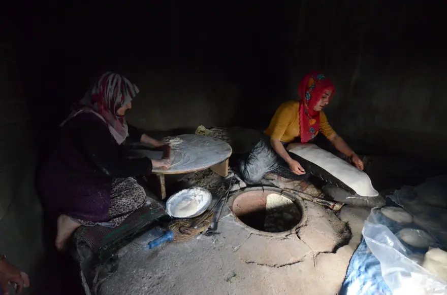 Kadınlar yaz sıcaklarında da tandır mesaisi yapıyor: Sağlıklı ve düşük maliyetli bir lezzet 6