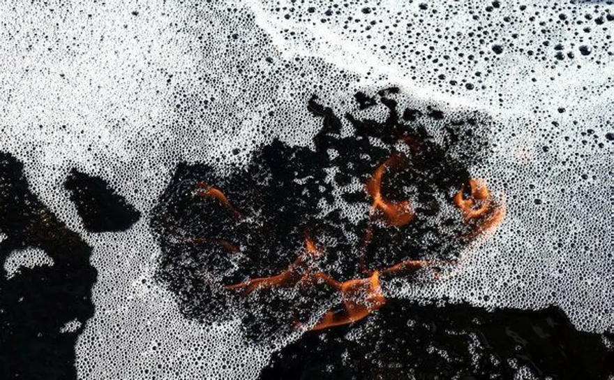 Erzurum'da bir doğa harikası! Suyun üstündeki köpükler alev alıyor 1