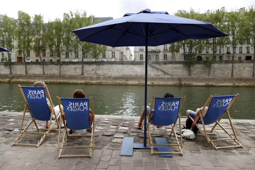 Tatile gidemeyenler Paris'i plaja çevirdi 10