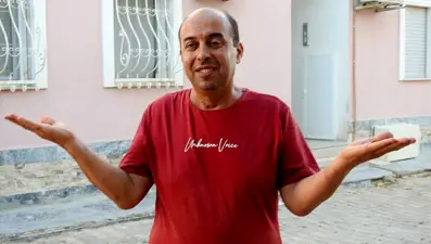 Kiracısıyla aynı evde yaşıyor: Çay içip televizyon izliyorlar