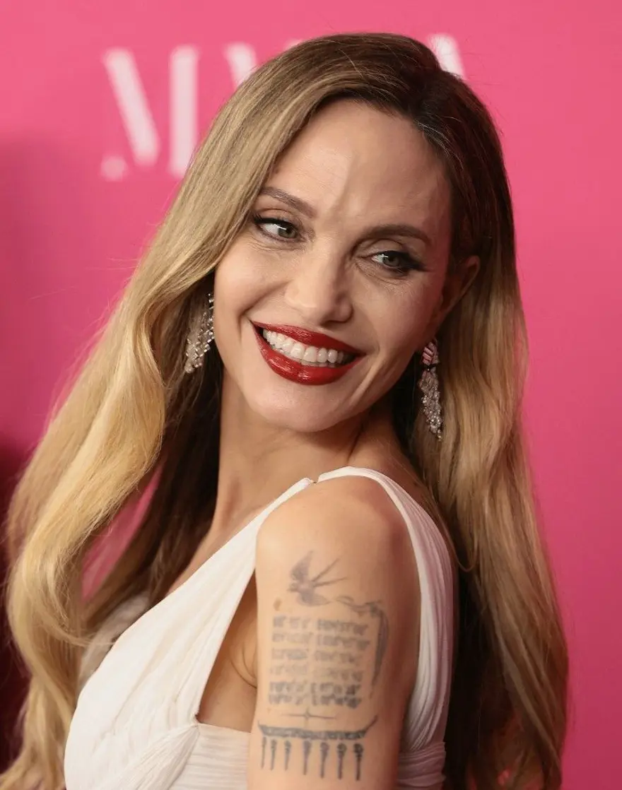 Yaşayan en çekici kadınlardan olan Angelina Jolie'nin porselen gibi cildinin sırrı ortaya çıktı! Yüzüne sürmediği gün yok 4