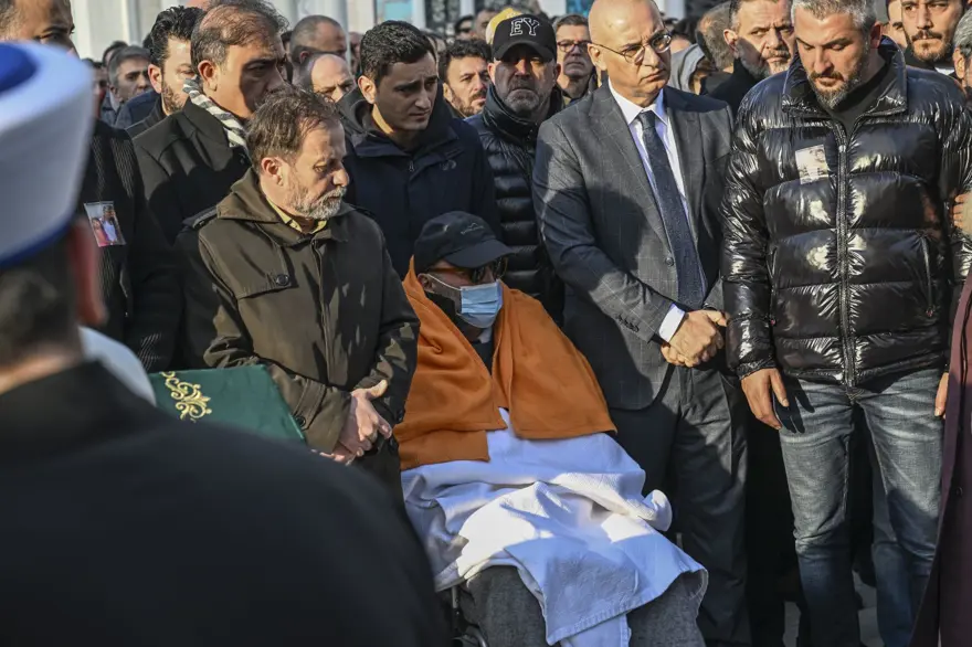 Kartalkaya yangın faciası: Vücudundaki kırıklara aldırmadı, eşi ve 2 çocuğunu son yolculuklarına uğurladı 7