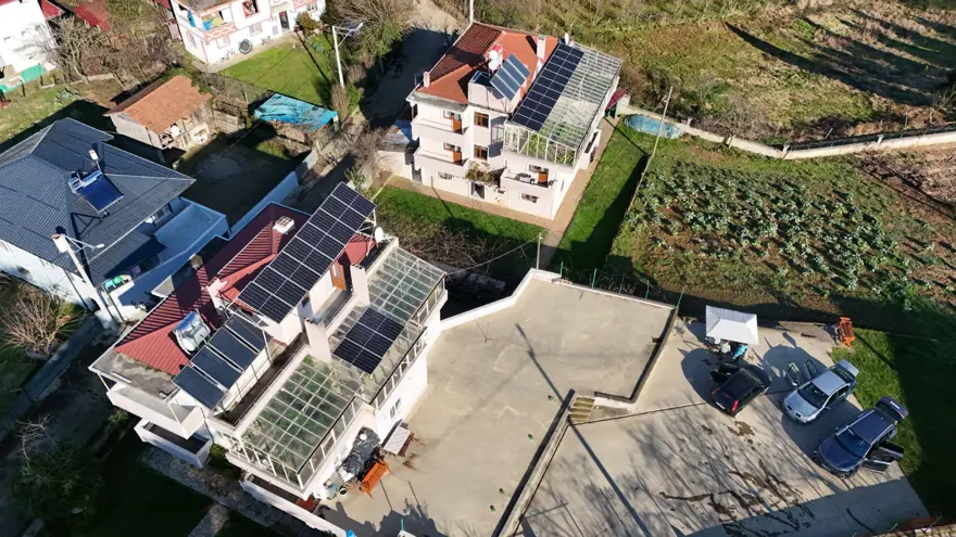 Evinin terasına sera kurdu: 4 mevsim sebze meyve yetiştiriyor 3