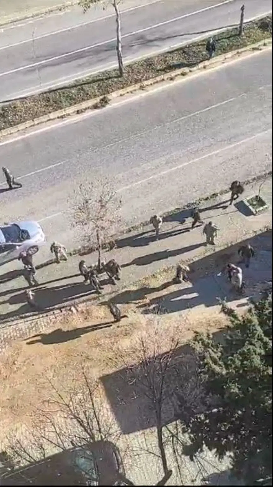 Husumetli aileler cadde ortasında çatıştı: 1 ölü, 2 yaralı Husumetli aileler cadde ortasında çatıştı: 1 ölü, 2 yaralı