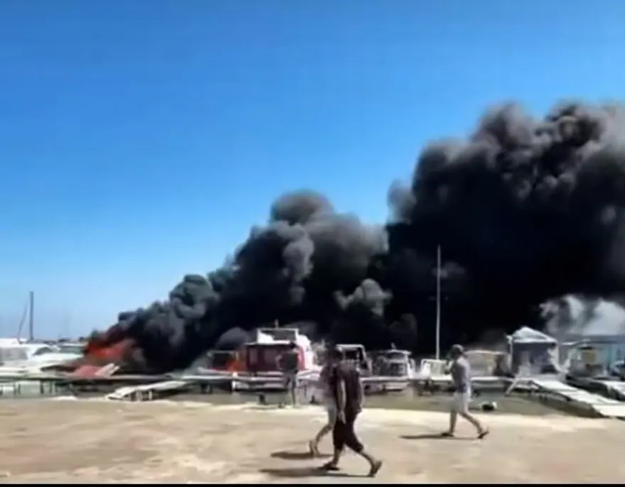 İzmir Urla'da tekne yangını: Kara dumanlar gökyüzünü kapladı 1