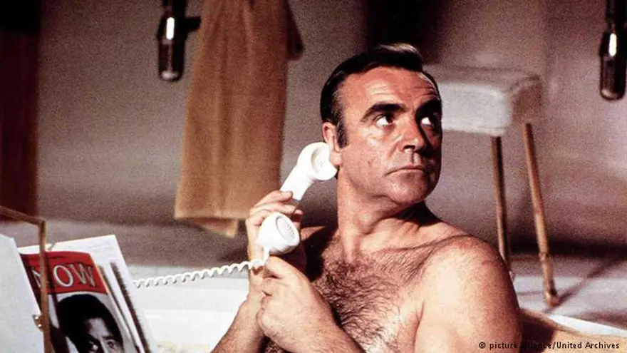 Küvetteki yakışıklı 1