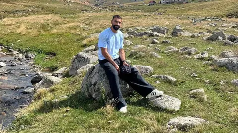 Salah'ın oturduğu taş meşhur olmuştu. Yanına konulan tabela ve bank bir
