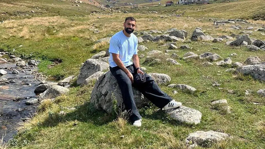 Salah'ın oturduğu taş meşhur olmuştu. Yanına konulan tabela ve bank bir gecede kayboldu