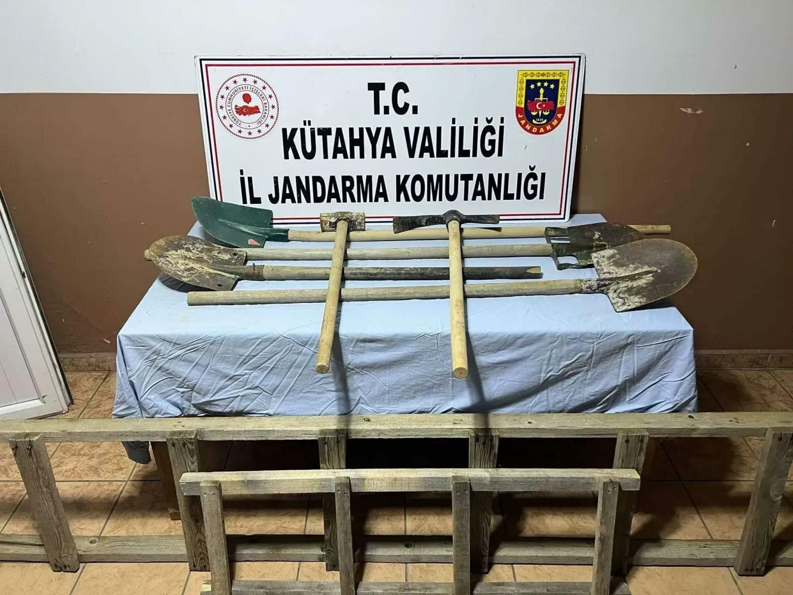 İş makinesiyle kaçak kazıya iki gözaltı